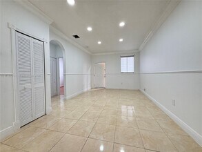 7070 NW 177th St in Hialeah, FL - Building Photo - Building Photo