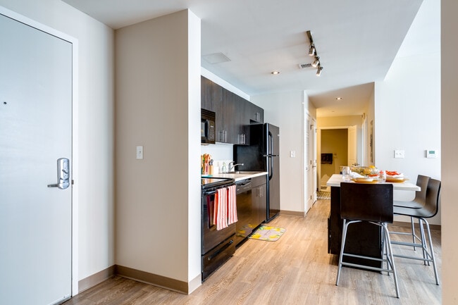 Nine East 33rd in Baltimore, MD - Foto de edificio - Interior Photo