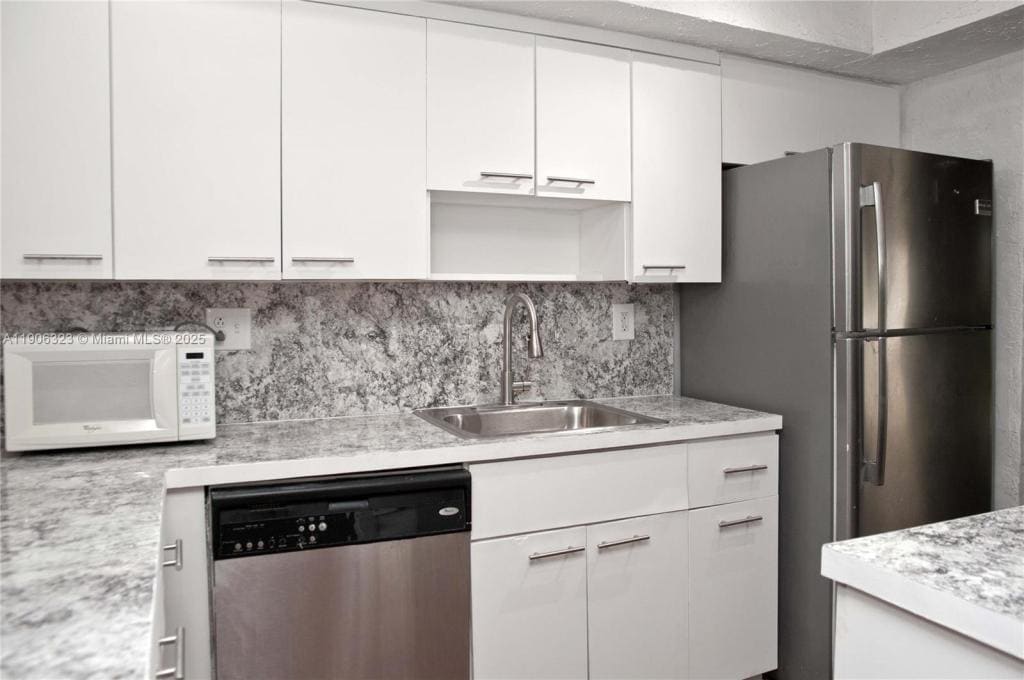 19216 NE 25th Ave in Miami, FL - Building Photo