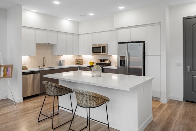 Park on First in Santa Ana, CA - Foto de edificio - Building Photo