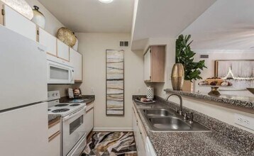 10500 Fountain Lake Dr in Stafford, TX - Building Photo - Building Photo