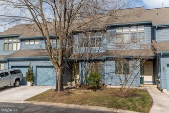 9 Sturbridge Ct in Lambertville, NJ - Building Photo - Building Photo