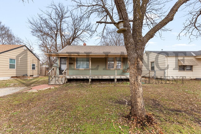 property at 1912 N Hood St