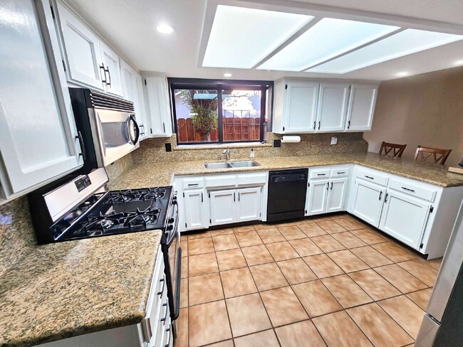 413 Mt Rainier Pl in Ridgecrest, CA - Building Photo - Building Photo