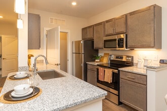 Streams at Battery Park in Anderson, SC - Building Photo - Interior Photo