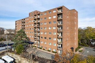 Hall Place in Quincy, MA - Foto de edificio - Building Photo