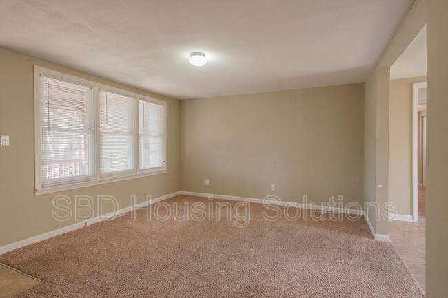 1740 Sinnott Cir in Independence, MO - Building Photo - Building Photo