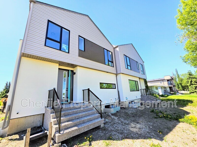 8313-8376 76 Ave NW in Edmonton, AB - Building Photo