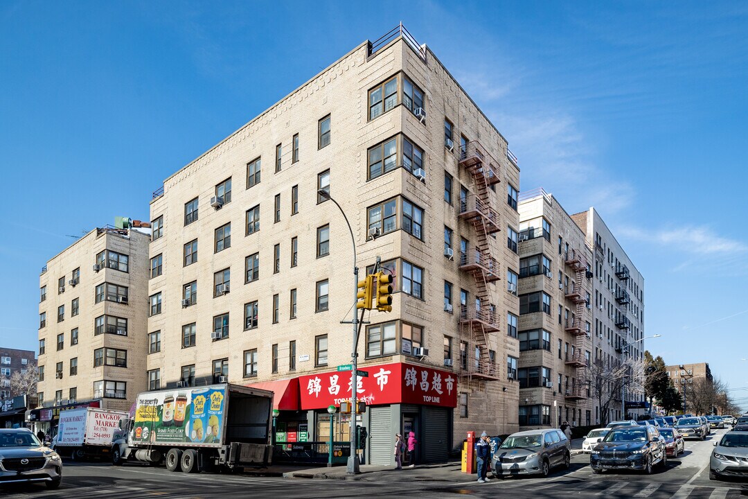 8215 Britton Ave in Elmhurst, NY - Building Photo