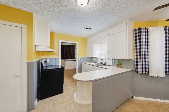 1002 Lowrie St in Bowie, TX - Building Photo - Building Photo