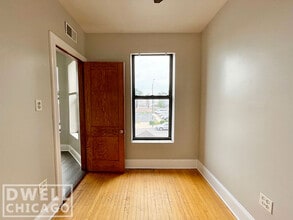 2636 W Cermak Rd, Unit 2 in Chicago, IL - Building Photo - Building Photo