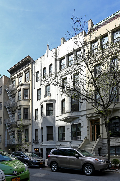 45 W 68th St in New York, NY - Building Photo