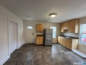 162 Norwich Ave in Norwich, CT - Building Photo - Building Photo