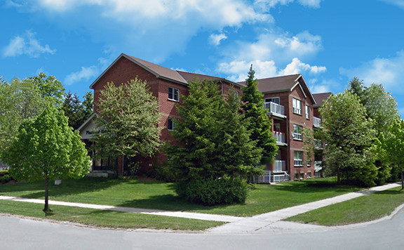 Pinewood Estate in Barrie, ON - Building Photo