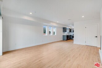 1802 1/2 S Highland Ave in Los Angeles, CA - Building Photo - Building Photo