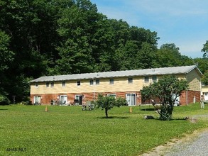 Woodland Manor Complex in Tipton, PA - Building Photo - Building Photo