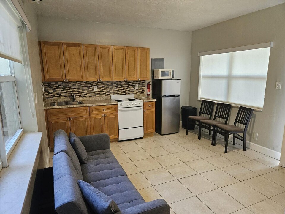 1136 NE 167th St in North Miami Beach, FL - Building Photo