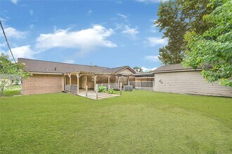 702 Alta Vista Dr in Pasadena, TX - Foto de edificio - Building Photo
