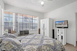 6860 Abbott Ave in Miami Beach, FL - Building Photo