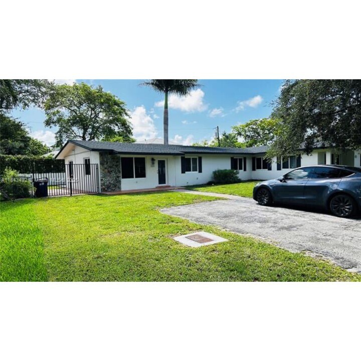 10525 SW 77th Ct in Pinecrest, FL - Foto de edificio