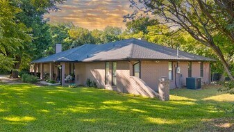 175 E Pleasant Run Rd in Cedar Hill, TX - Building Photo