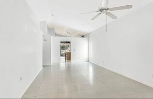 13625 Admiral Ct in Ft. Myers, FL - Building Photo