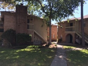 Hollister Apartments in Dickinson, TX - Building Photo - Building Photo