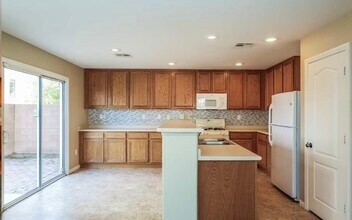5024 Valley Dr in North Las Vegas, NV - Foto de edificio - Building Photo