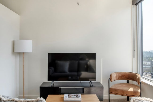 10349 NE 10th St in Bellevue, WA - Building Photo - Building Photo