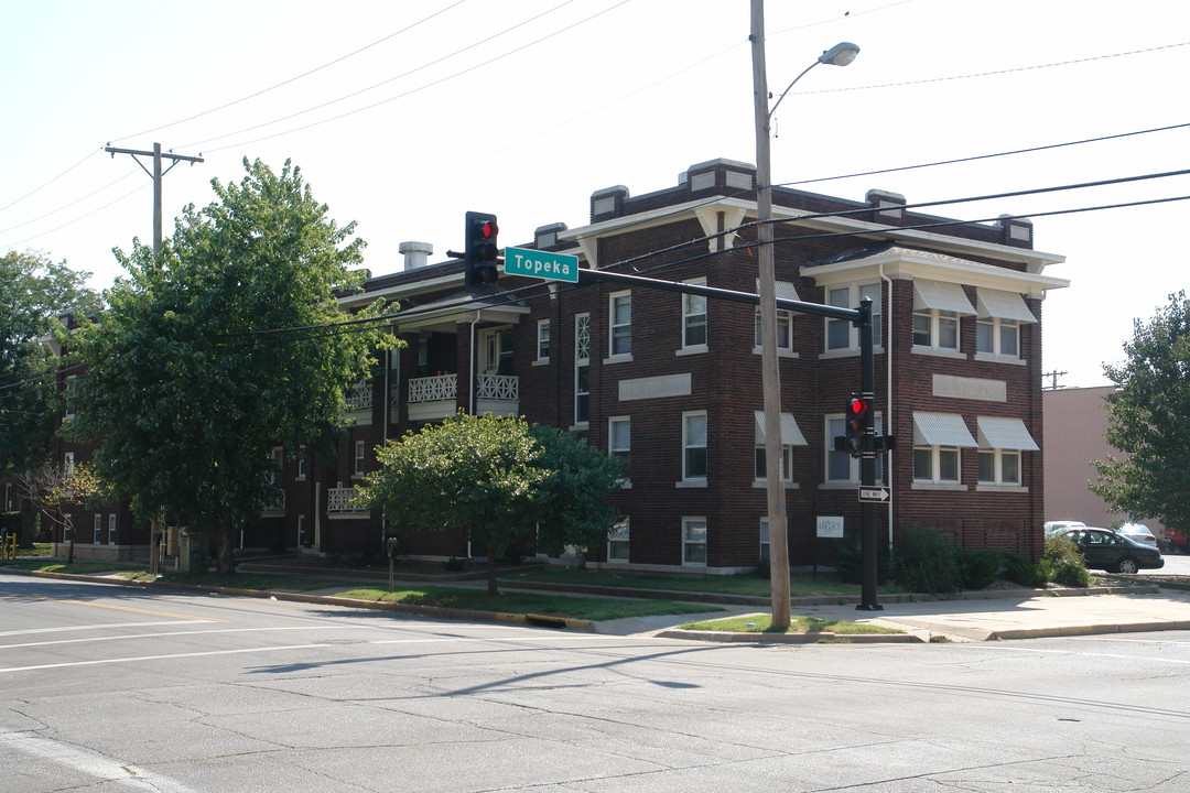 401 E 3rd St in Wichita, KS - Building Photo