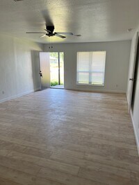 107 Windsor Dr photo'