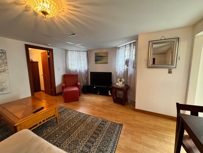 11 Columbus Ave, Unit G in Somerville, MA - Foto de edificio - Building Photo