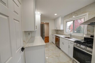 10 Gerhard Rd in Plainview, NY - Building Photo - Building Photo