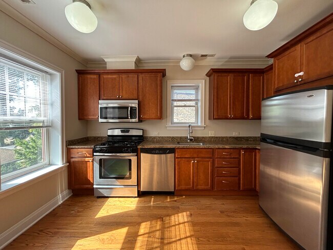 2704 W Ainslie St, Unit 02-1