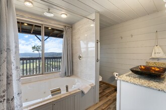 367 Co Rd 210 in Eureka Springs, AR - Building Photo - Building Photo