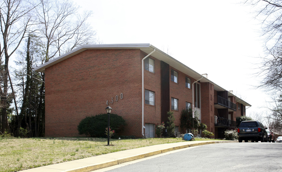 Columbia Courts in Arlington, VA - Building Photo