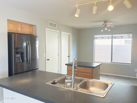 7813 S 47th Ln in Phoenix, AZ - Foto de edificio - Building Photo