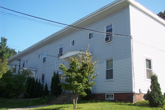 23 Brown St in Waltham, MA - Foto de edificio - Building Photo