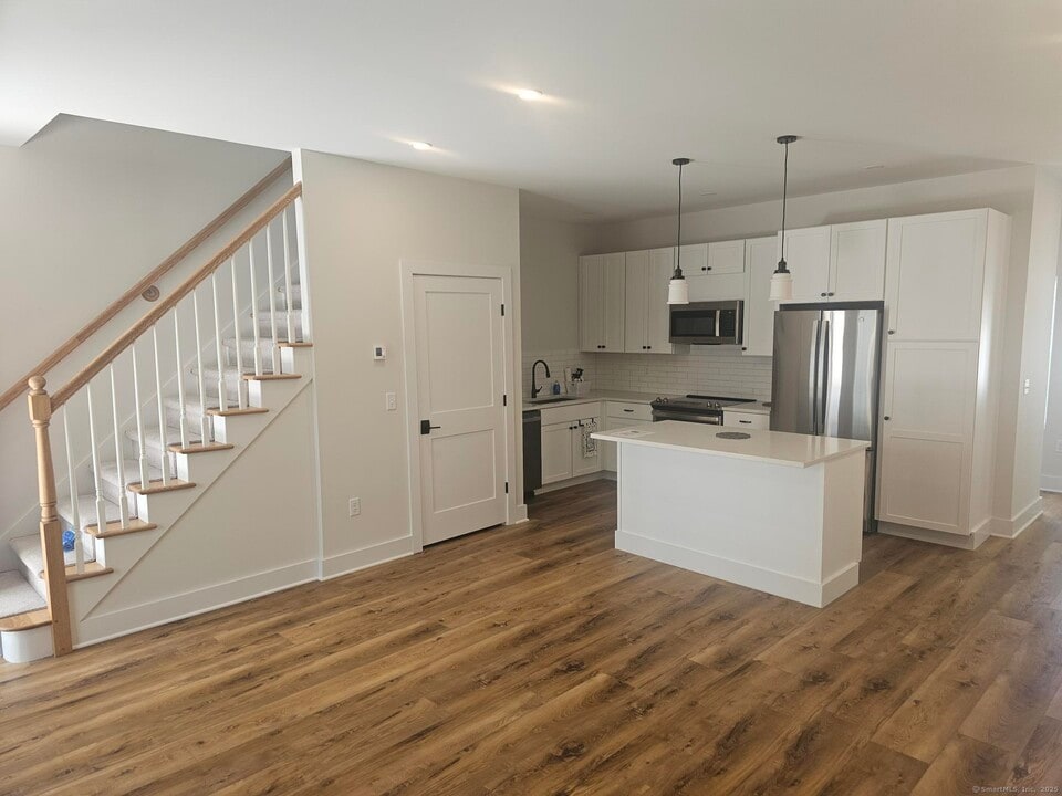 138 Boston Post Rd in East Lyme, CT - Building Photo