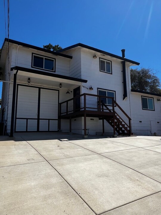 18538 Faddis Alley in Plymouth, CA - Foto de edificio