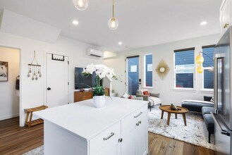 4404 37th Ave SW, Unit SI ID1054655P in Seattle, WA - Building Photo - Building Photo