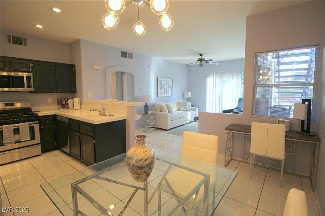 2201 Ramsgate Dr in Henderson, NV - Building Photo