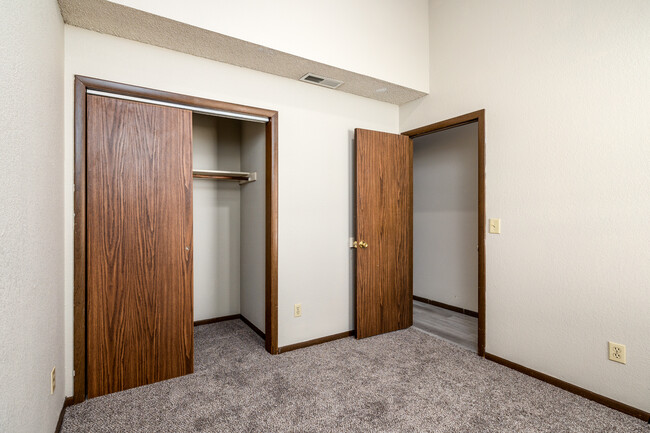 Beartown Townhomes in Springfield, MO - Building Photo - Interior Photo