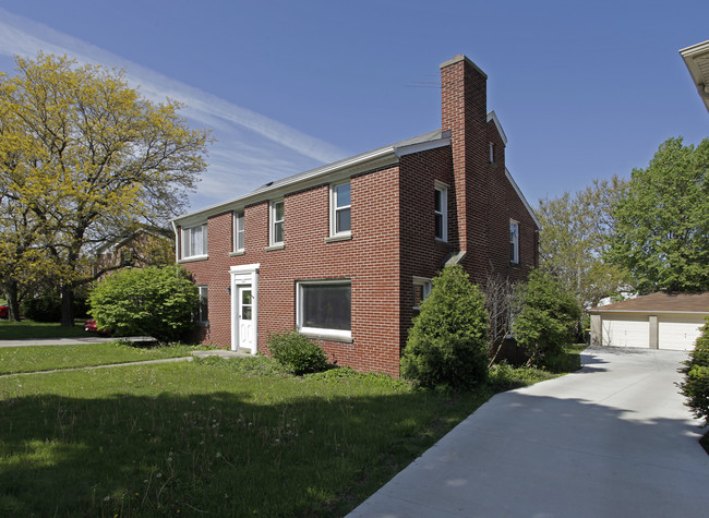 827 N Glenview Ave in Milwaukee, WI - Foto de edificio - Building Photo