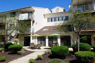 Edison Woods Senior in Edison, NJ - Foto de edificio - Building Photo