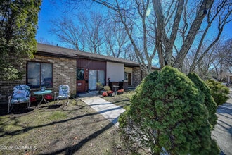 88 Arrowood Rd in Englishtown, NJ - Building Photo - Building Photo