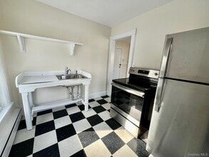 12 Alden Pl in Millbrook, NY - Building Photo - Building Photo