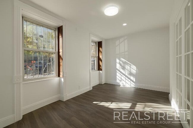 Charming Brownstone 2-Bed w/ Private Outdoor Space in Brooklyn, NY - Foto de edificio - Building Photo