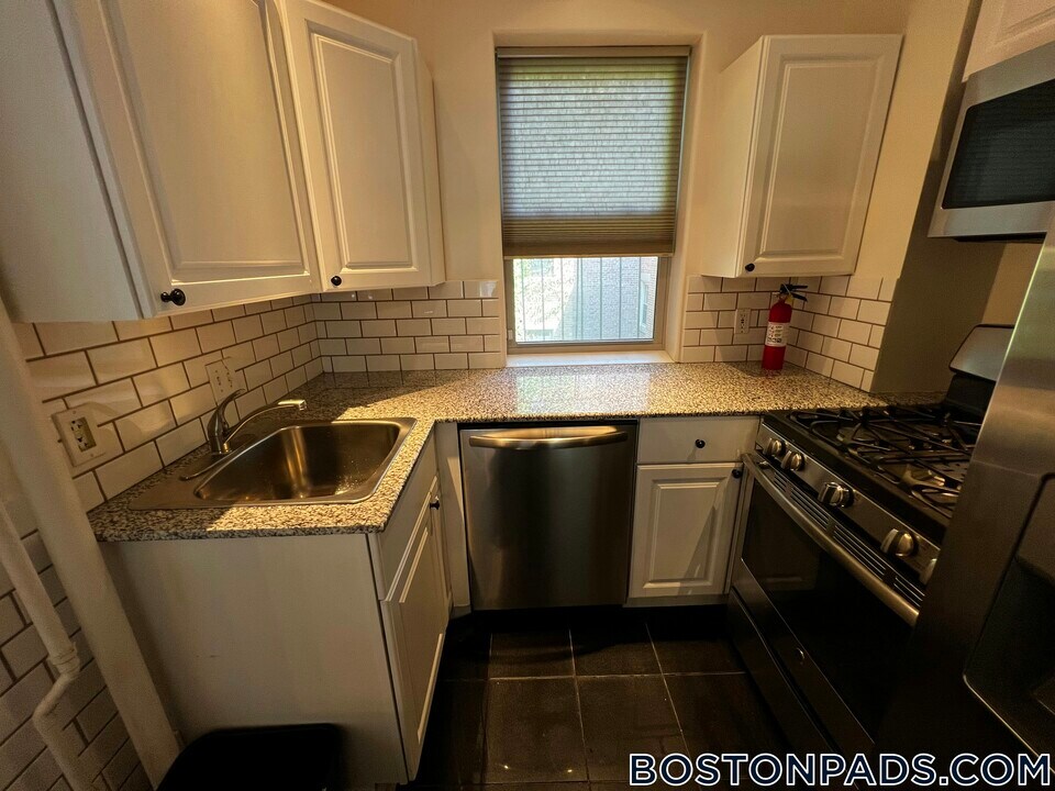 31 Queensberry St in Boston, MA - Building Photo