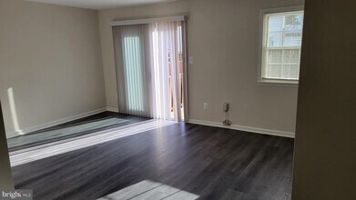 2055 Pilgrim Dr in Woodbridge, VA - Foto de edificio - Building Photo